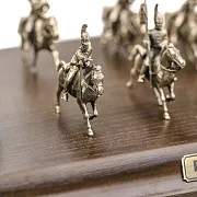 В подарок: Диорама «Русские драгуны 1812 г.» из бронзы и ясеня, 1:72 — фотография 2