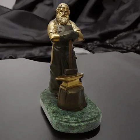 Бронзовая статуэтка «Кузнец» на змеевике — оригинальный подарок