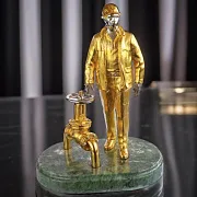 На память: Бронзовая статуэтка «Работник ЖКХ» на змеевике — фотография 1