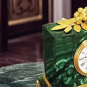 Подарочные часы «Рябина» из малахита с бронзовой веткой — фотография 1