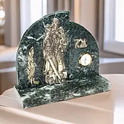 На память: Часы с солдатом и мечом — фотография 1
