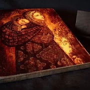 Подарочная икона Божией матери "Колыбельная" с подставкой — фотография 3