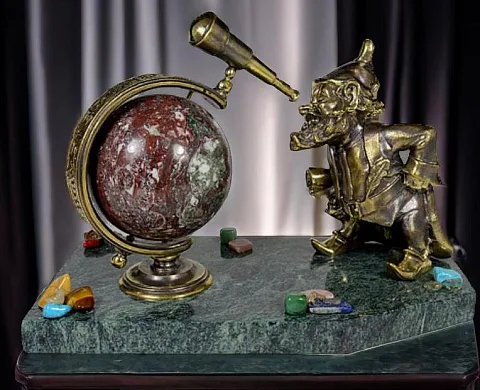 Фигурка «Гном-астроном» на змеевике — красивый подарок