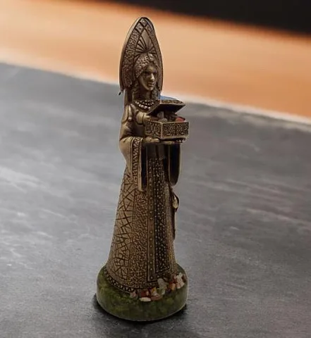 Бронзовая статуэтка «Хозяйка Медной горы с ларцом» с патиной — оригинальный подарок