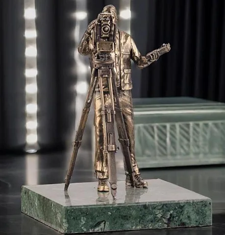 На память: Бронзовая статуэтка «Геодезист» на подставке