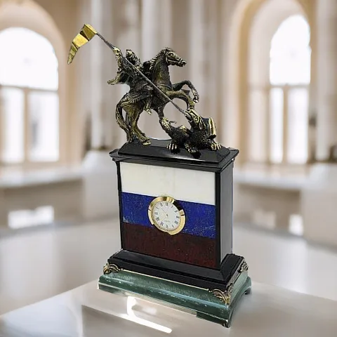 Настольные часы «Георгий Победоносец» с российским флагом — оригинальный подарок