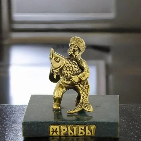 На память: Бронзовая статуэтка «Рыбы» со змеевиком