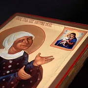 Икона деревянная "Святая Матрона" — оригинальный подарок — фотография 5