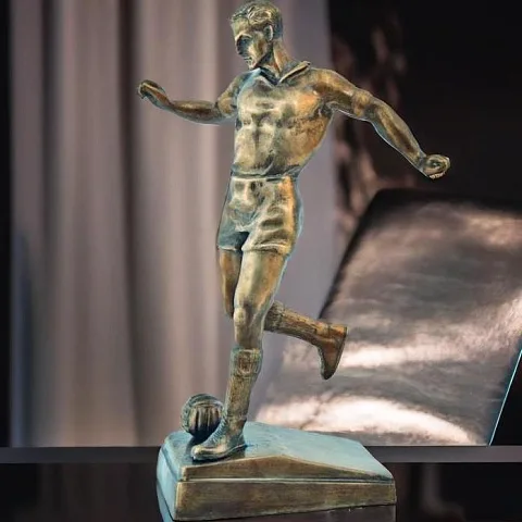 На память: Бронзовая композиция «Футболист» с патиной